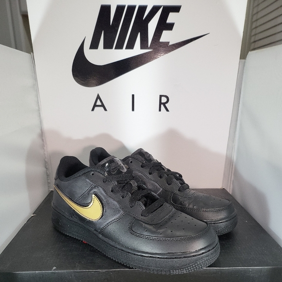 Nike Air Force 1 LV8 3 GS Black Gold Swoosh Pack AR7446 001 Size 7. FITS MEN/You - Picture 1 of 12